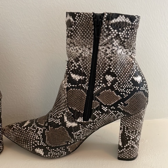 Fresh Fall 2025 trend!! Snake print booties - Picture 3 of 9